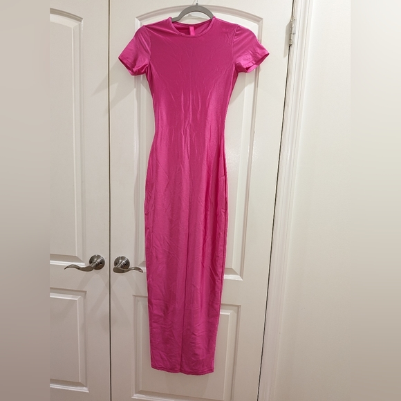 1. NWT SKIMS SHINE JERSEY LONG DRESS IN HOT PINK SIZE SMALL - Picture 5 of 7